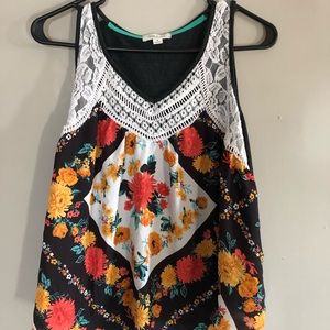 Cute floral top! Taylor & Sage